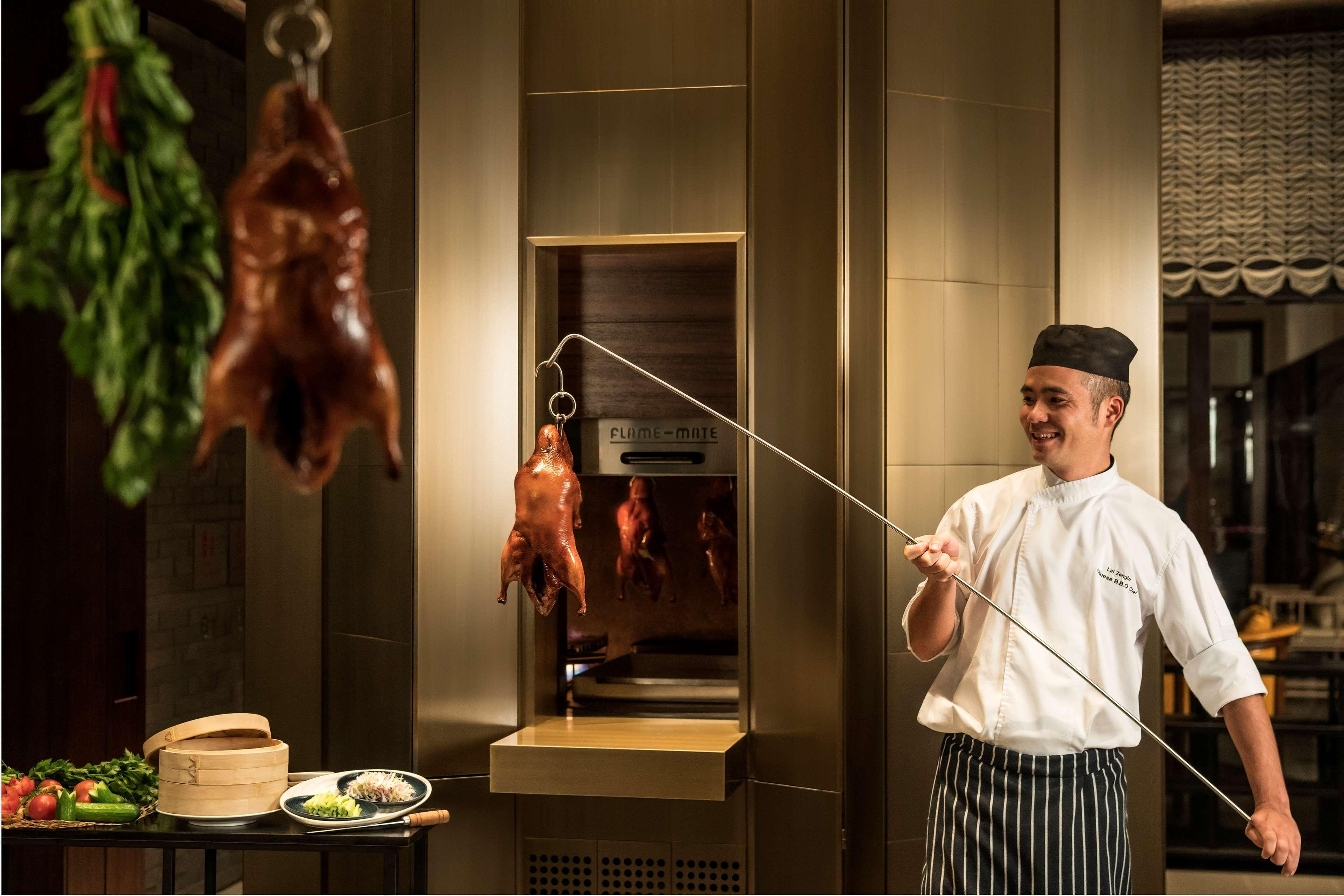 Shangri-La Kolombo Zewnętrze zdjęcie Chef pulling a duck out of a hanging oven